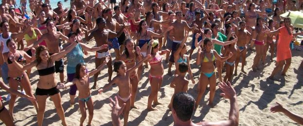 El primer flashmob de Yaiza prende el ambiente en Playa Dorada