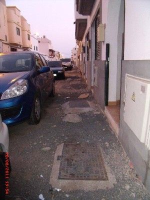 Arreglan la acera de la calle Tinguanfaya, pero "se olvidan del lado izquierdo" de la vía