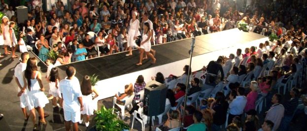 Más de 60 vecinos se convierten en modelos en el II Pase de Moda de Playa Blanca