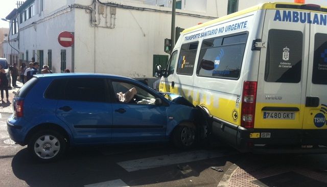 Un herido menos grave y otro leve en una colisión entre un turismo y una ambulancia