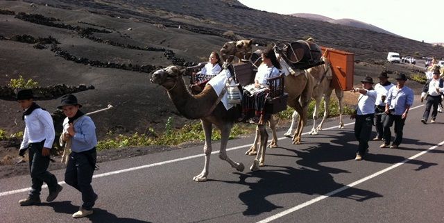 Miles de romeros llenan las carreteras de la isla camino a Los Dolores