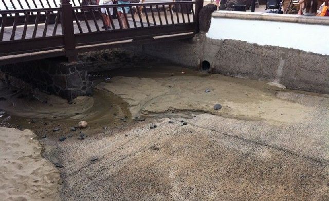 CC denuncia la presencia de aguas fecales en Playa Blanca