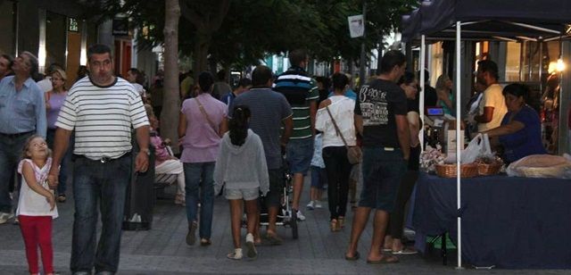 El centro de Arrecife vuelve a llenarse de actividad y gentío el sábado por la tarde