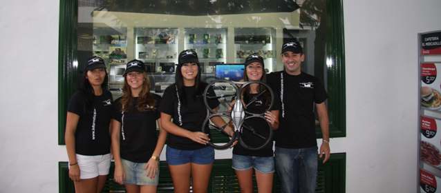 Informática Lanzarote celebra la apertura de su nueva tienda, con una exhibición de un juguete que se controla a través del iPhone