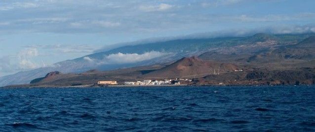 Los vecinos de La Restinga permanecerán desplazados ante el riesgo de que el proceso eruptivo se aproxime a la costa