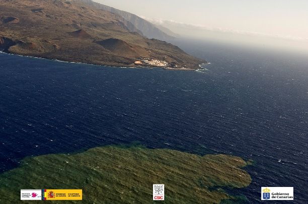 La mancha en la costa de El Hierro se encuentra a una milla de La Restinga