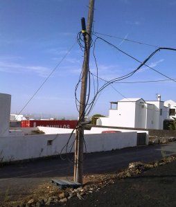 Un vecino de Tías denuncia el peligro que supone un poste de la luz que está instalado en la zona de Los Lirios