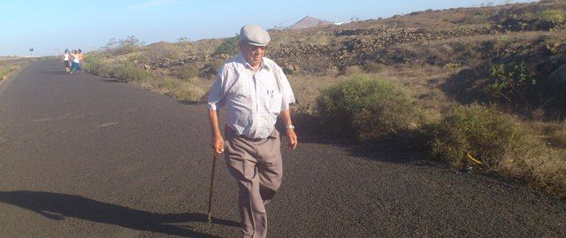 Caminando desde San Bartolomé a Los Dolores con 95 años de edad, pero con "ganas de vivir"