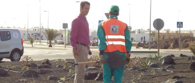 El Ayuntamiento de Arrecife adecenta los accesos al cementerio municipal con motivo del Día de Todos los Santos