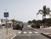 Un comerciante se queja de que las obras de la Avenida de las Playas de Puerto del Carmen impiden que la gente pase a su negocio