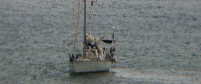 Un velero encalla en la entrada de Puerto Naos