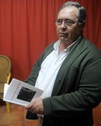 Ricardo Flores presenta en sociedad su primer libro de poesías "Doblando Esquinas"