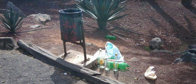 Un vecino denuncia que el Parque Temático amanece "lleno de basura" los fines de semana a causa del botellón