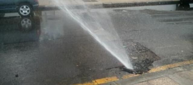 Una fuente de agua en medio de Uga