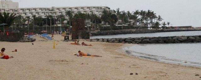 Teguise mantiene el cierre de la playa de Las Cucharas por la presencia de aguavivas