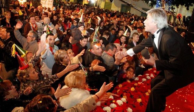 Miles de canarios despiden el año con las campanadas de la Iglesia de San Ginés de Arrecife