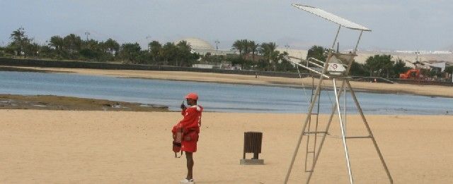 Cruz Roja abandona la vigilancia de la playa de El Reducto, a petición del Consorcio de Seguridad y Emergencias