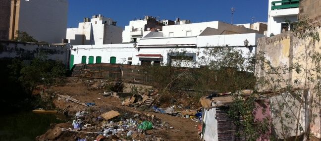 Hormiconsa retira la grúa que llevaba tres años en un solar cercano a El Charco de San Ginés