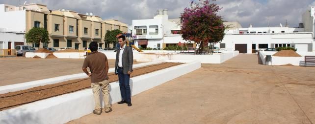 El Ayuntamiento de Arrecife remodela con nuevos árboles la plaza de la calle Mosta en Los Geranios