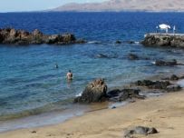 Tías abre todas sus playas al baño al no detectarse medusas, pero mantiene la bandera amarilla