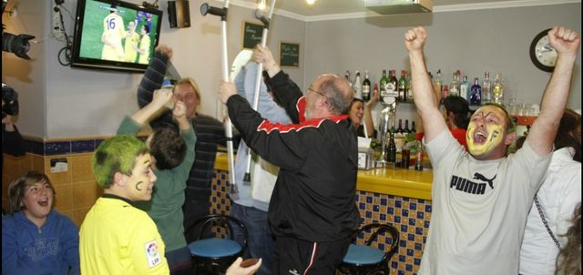 Conseguido el pleno al quince: la alegría estalla en un bar de Costa Teguise, al grito de "oe, oe, oe Villarreal"