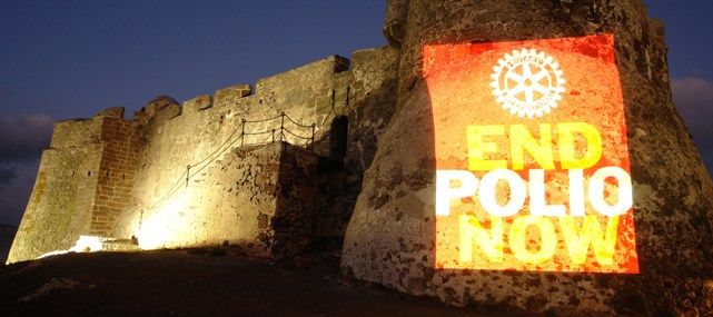 El Castillo de Santa Bárbara se ilumina lanzando un mensaje para erradicar la polio