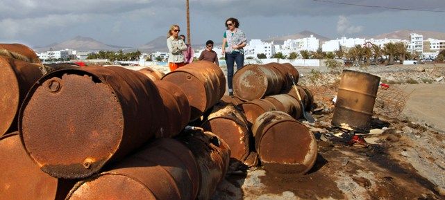 El Cabildo retira del Islote del Francés unos 70 bidones abandonados con más de 4.000 litros de aceite