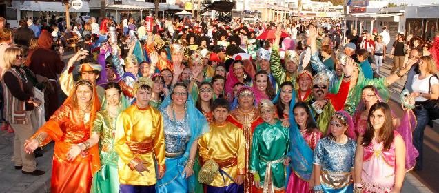 Más de cuarenta carrozas desfilan en el carnaval de Puerto del Carmen