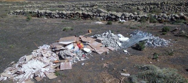 Un vecino de Lanzarote tacha de indeseables a los que tiran escombros de obras en plena naturaleza