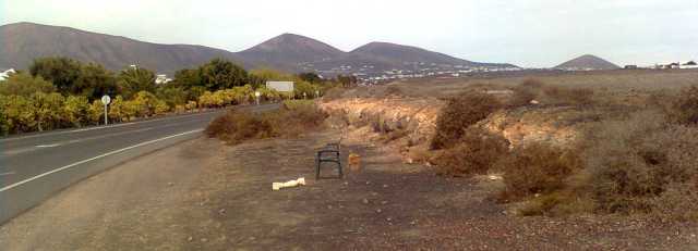 Una silla como parada de guagua y un panfleto como información horaria en la línea 61 que une Puerto del Carmen con Playa Blanca