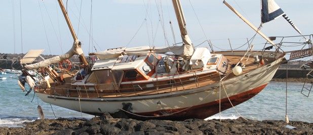 Encalla un barco en Costa Teguise a consecuencia del mal tiempo