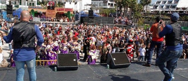 Puerto del Carmen celebró su "Carnaval de Día" al ritmo de Pepe Benavente, batucadas y comparsas