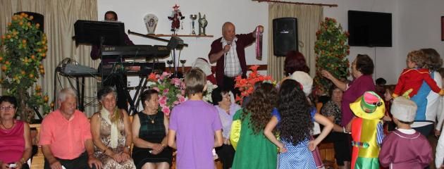 Abuelos y nietos de Altavista celebran juntos el baile de la piñata