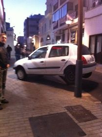 Un coche se empotra contra un bolardo en un cruce de la calle José Antonio