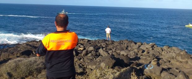 Unos 100 agentes de emergencias buscan a los pescadores desaparecidos en Lanzarote en una jornada complicada por la meteorología