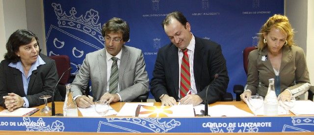 El Cabildo y el Gobierno de Canarias firman un convenio para destinar 640.000 euros a la promoción conjunta del destino Lanzarote