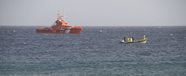 Otros diez buceadores se incorporan a la búsqueda de los dos pescadores desaparecidos