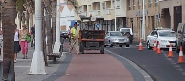 Varios obreros trabajan en el carril bici pero sin materiales y el Cabildo desconoce aún las "intenciones" de la dirección de la empresa