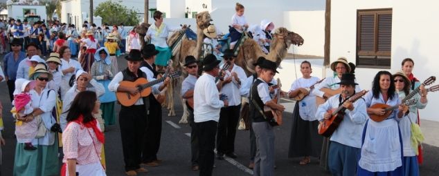 Los romeros de Uga desafían al calor y realizan sus ofrendas a San Isidro Labrador