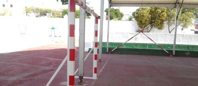 Un vecino de San Bartolomé se queja una cancha deportiva donde los niños tienen que esquivar un poste de acero