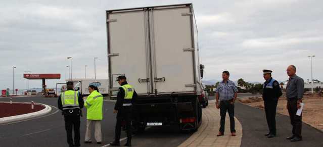 El Cabildo y Yaiza combaten el instrusismo en el transporte mediante inspecciones