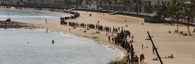 Una cadena humana en El Reducto simboliza "el rechazo a un futuro teñido de negro"