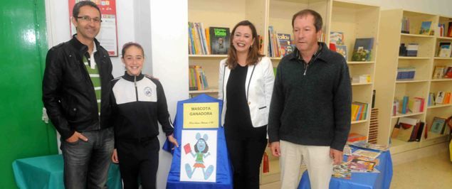 Rocío Santos gana con "Ratona" el concurso de mascota para la biblioteca del CEIP Ajei