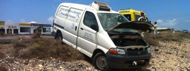 Un vehículo pierde el control y sufre un vuelco en Playa Blanca