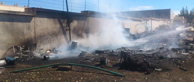 Arden varios materiales abandonados en un solar de Playa Blanca