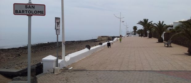 Un vecino critica que el Ayuntamiento haya colocado un cartel del municipio de San Bartolomé en plena avenida de Playa Honda