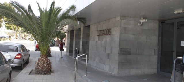 La Audiencia Provincial confirma una sentencia contra una madre, condenada por esgrimir un cuchillo contra su hijo en Arrecife