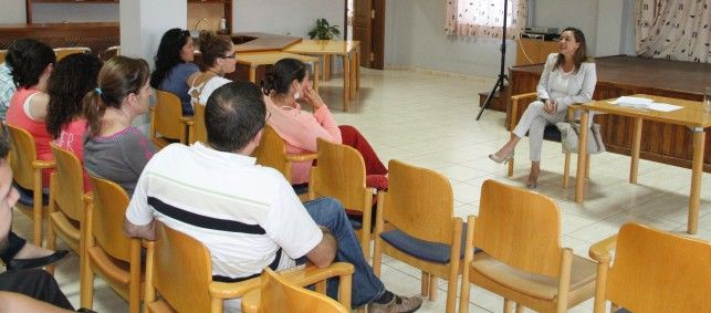 Los padres de la Escuela Infantil de Playa Honda, más tranquilos tras reunirse con la alcaldesa, que les ha garantizado la continuidad del centro