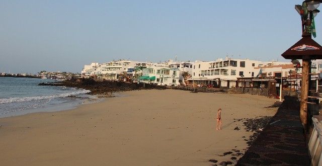 Puerto Calero y la playa pequeña de Playa Blanca revalidan su bandera azul