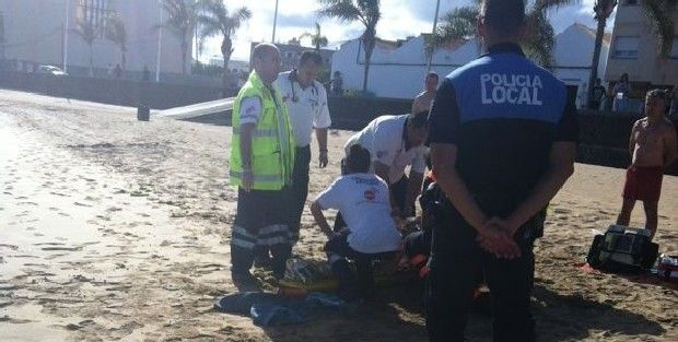 Dos bañistas rescatan a una mujer en El Reducto a punto de sufrir un ahogamiento